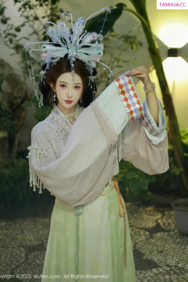   [XiuRen]高清写真图 2025.09.05 No.10736 梨霜儿 浅色古装第16张图片